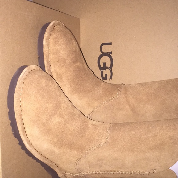 UGG - Picture 1 of 5
